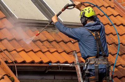 Démoussage et hydrofuge de toiture aux Orres